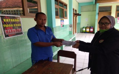 Bantuan Masker dari PGRI Ranting MTsN 12 Madiun ke masyarakat sekitar